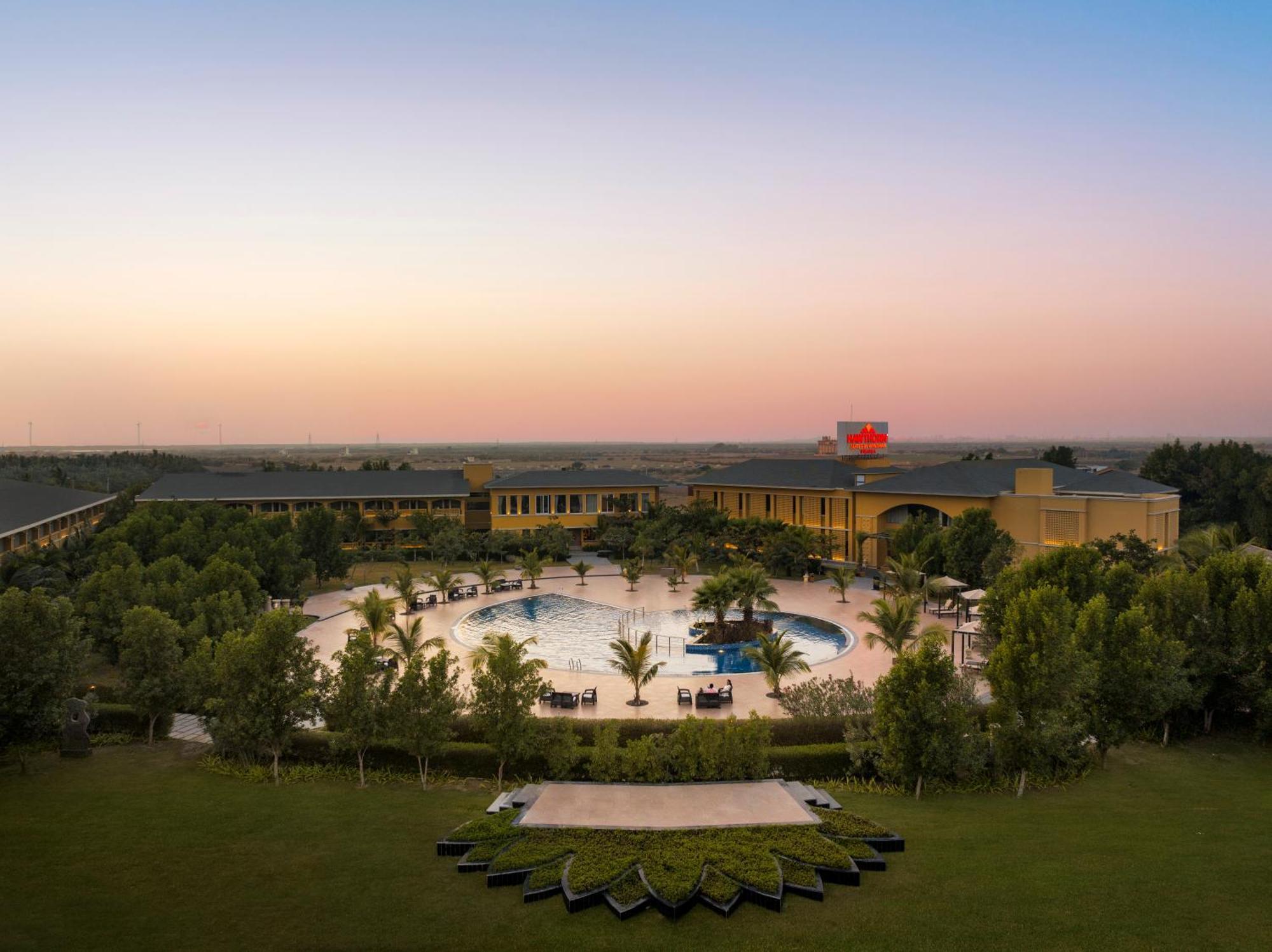 Hawthorn Suites By Wyndham Dwarka Екстер'єр фото